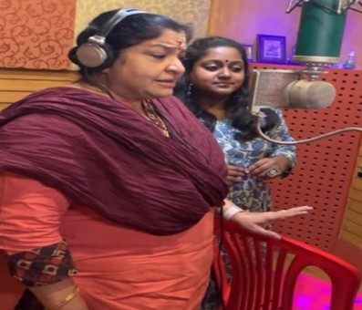 It was like a dream for Sinduri to stand next to singer Chitra