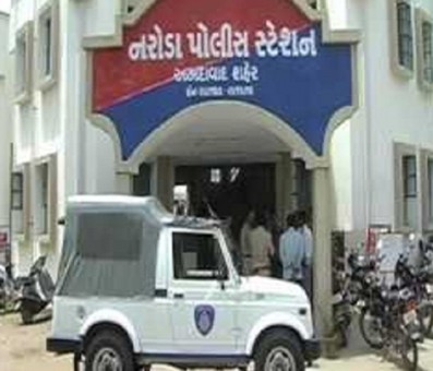 Bootleggers attack Gujarat Police team, two cops injured Bootleggers attack Gujarat Police team, two cops injured
