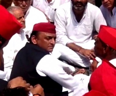 SP march to UP Assembly stopped, Akhilesh on dharna SP march to UP Assembly stopped, Akhilesh on dharna