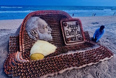 Sudarshan Pattnaik creates sand art of Modi with 1,213 mud tea cups Sudarshan Pattnaik creates sand art of Modi with 1,213 mud tea cups
