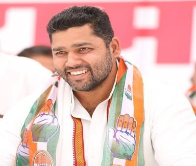 Shoes hurled at Raj minister at Bainsla's ash immersion programme Shoes hurled at Raj minister at Bainsla's ash immersion programme