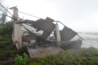 Cyclonic storm lashes Kerala's Chalakkudi, damages houses