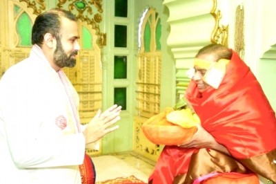 Mukesh Ambani offers prayers at Shrinathji temple Mukesh Ambani offers prayers at Shrinathji temple