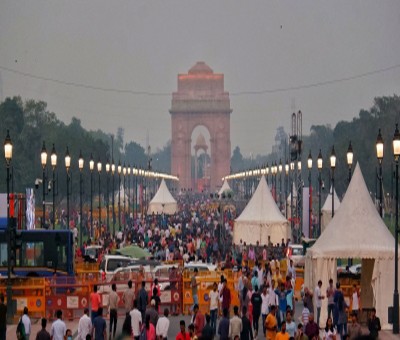 On holiday, people throng Kartavya Path On holiday, people throng Kartavya Path