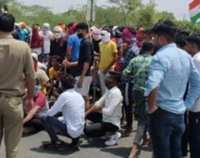 Protesters block Sikar, Ajmer-Delhi highway for hours Protesters block Sikar, Ajmer-Delhi highway for hours