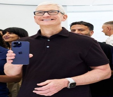 Tim Cook greets first iPhone 14 buyers at iconic NY store Tim Cook greets first iPhone 14 buyers at iconic NY store