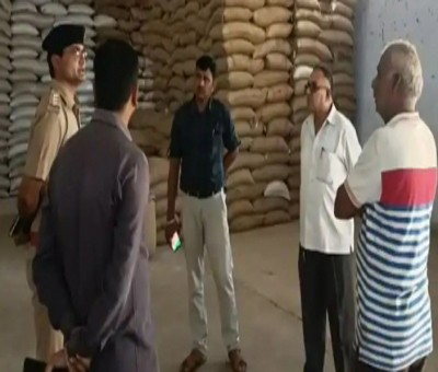 MDM and PDS goods stolen Edible oil, tur dal for mid-day meal & PDS stolen from Guj govt godown MDM and PDS goods stolen Edible oil, tur dal for mid-day meal & PDS stolen from Guj govt godown