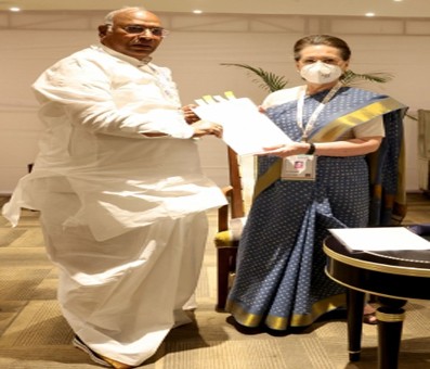 Congress presidential polls: Kharge to meet Sonia Gandhi today Congress presidential polls: Kharge to meet Sonia Gandhi today