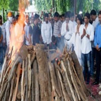 Raju Srivastava cremated, son Ayushmaan performs last rites