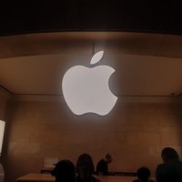 Global phone sales decline again, Apple garners max profits