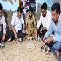 Kejriwal dines at auto driver's home in Ahmedabad