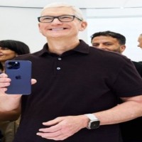 Tim Cook greets first iPhone 14 buyers at iconic NY store
