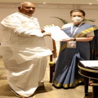 Congress presidential polls: Kharge to meet Sonia Gandhi today