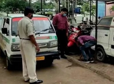 Video of man in MP cleaning gutka stains goes viral Video of man in MP cleaning gutka stains goes viral