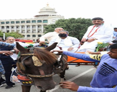 K'taka Cong leaders take tonga ride to Assembly to protest price hike K'taka Cong leaders take tonga ride to Assembly to protest price hike