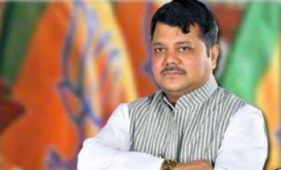 Maha BJP LoP Pravin Darekar is a 'crorepati labourer': Sena leader Maha BJP LoP Pravin Darekar is a 'crorepati labourer': Sena leader