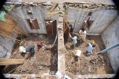 Heavy rain kills 12 people in Pak Heavy rain kills 12 people in Pak