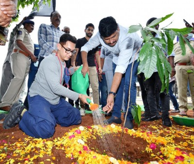 Aamir Khan takes part in 'Green India Challenge' Aamir Khan takes part in 'Green India Challenge'