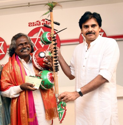 Pawan Kalyan honours folk artiste Mogulaiah of 'Bheemla Nayak' title song fame Pawan Kalyan honours folk artiste Mogulaiah of 'Bheemla Nayak' title song fame