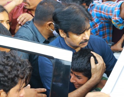 Pawan Kalyan calls up family of Hyderabad rape, murder victim Pawan Kalyan calls up family of Hyderabad rape, murder victim