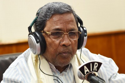 Siddaramaiah cracks joke after 'wardrobe malfunction' in Assembly Siddaramaiah cracks joke after 'wardrobe malfunction' in Assembly