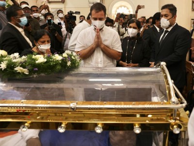Rahul Gandhi pays homage to Oscar Fernandes Rahul Gandhi pays homage to Oscar Fernandes