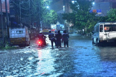 Heavy rains batter T'gana, road transport hit Heavy rains batter T'gana, road transport hit