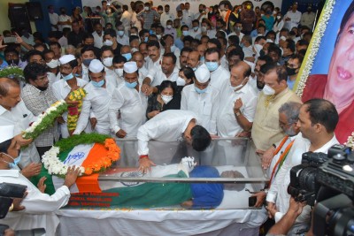 Thousands pay tributes to departed Congress leader Oscar Fernandes Thousands pay tributes to departed Congress leader Oscar Fernandes
