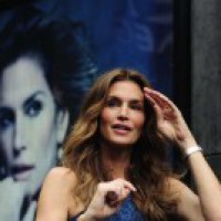 Cindy Crawford hits the beach in green bikini, kaftan