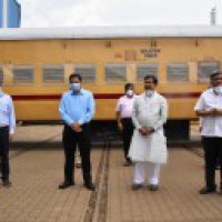 Karnataka railway staff pay rich tributes to Angadi