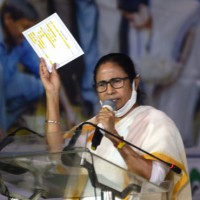 Mamata speaks to agitating farmers at Singhu border, assures full solidarity