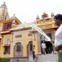 Most curbs go, temples, markets open in corona-hit Bhopal