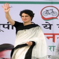 Priyanka interacts with weavers of Varanasi