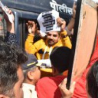 Cops shunt protestors from Gateway to Azad Maidan