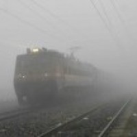Dense fog engulfs Delhi, 21 trains running late