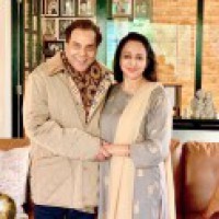 Dharmendra, Hema Malini's latest pictures leave fans awestruck