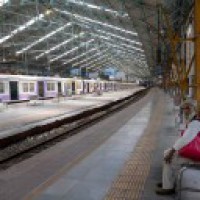 After dilly-dallying, Railways' allow women on Mumbai locals from Oct 21
