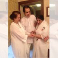 Dilip Kumar's warm note for 'choti behen' Lata Mangeshkar