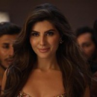 Elnaaz Norouzi donates clothes to underprivileged kids