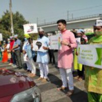 Chadha asks commuters to turn off car engines at red light