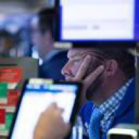 US stocks end mixed as tech shares lag