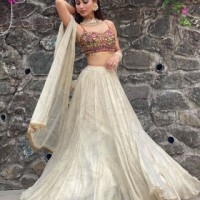 Mouni Roy stuns in ethnic chic