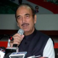 Azad tries to mend fence with Gandhis, draws flak