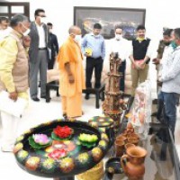 Yogi pays for artisans' gifts to him
