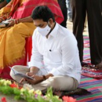 Andhra CM, family pay homage to YSR