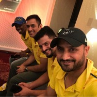 WATCH : CSK Players receive a grand welcome at Chenai airport