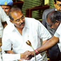Siddaramiah and Kumaraswamy discuss Government formation inside Raj Bhavan