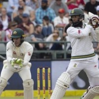 Opener Dean Elgar falls, Proteas stretch lead against Aussies in third Test