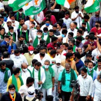 Angry K'taka farmers throws traffic out of gear in Bengaluru