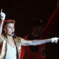 Hailey, Justin's puppy destroys Christmas tree